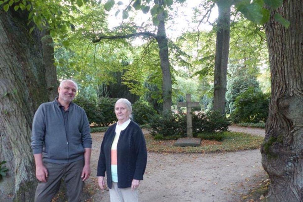 Zwei, die sich auskennen in der Preetzer Geschichte: Stadtführerin Anne-Kathrin Kalb und Friedhofsverwalter Detlef Beisner – hier am Grab des Friedhofsstifters Johann Gotthilf Pabst – führen am Tag der deutschen Einheit über den Preetzer Friedhof.