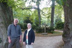 Zwei, die sich auskennen in der Preetzer Geschichte: Stadtführerin Anne-Kathrin Kalb und Friedhofsverwalter Detlef Beisner – hier am Grab des Friedhofsstifters Johann Gotthilf Pabst – führen am Tag der deutschen Einheit über den Preetzer Friedhof.