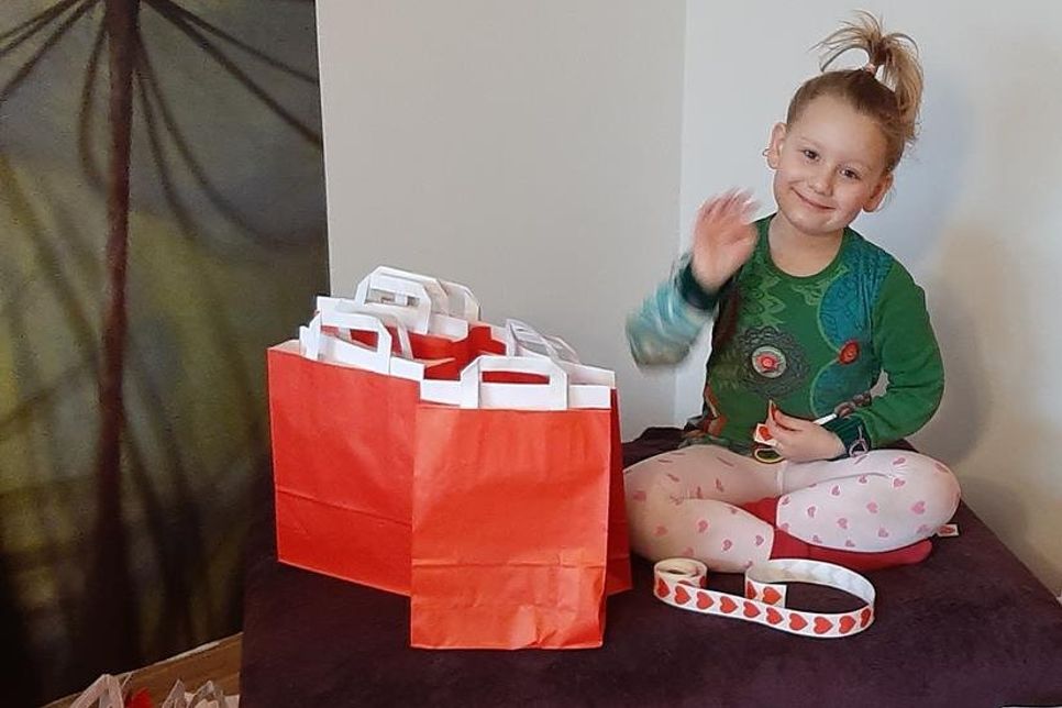 Pauline Albrecht beim Vorbereiten der Aktion. Ab sofort können sich Kinder eine der 100 Tüten reservieren lassen.