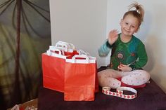 Pauline Albrecht beim Vorbereiten der Aktion. Ab sofort können sich Kinder eine der 100 Tüten reservieren lassen.