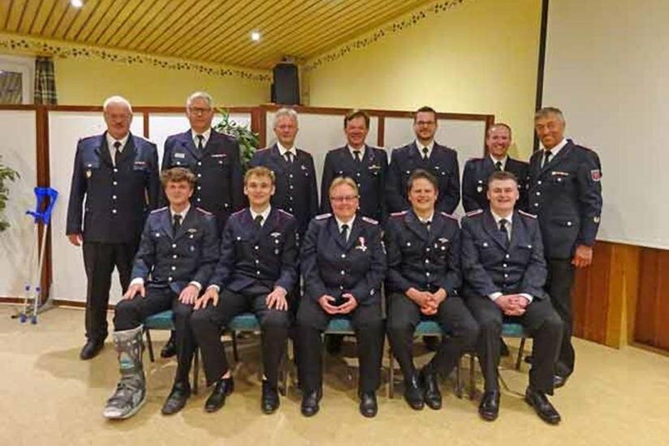 Die gewählten, geehrten und beförderten Kameraden: hintere Reihe, v. lks.:Klaus Seehase, Kay Fischer (Kreisfeuerwehrverband), Carsten Schulz, Ralf Höppner, Henning Kröger, Sascha Seehase, Helmut Lange (stv. Bürgermeister)vordere Reihe, v. lks.:Joel befeld, Yannik Brömme, Britta Lange, Leif-Erik May, Johannes Kempe