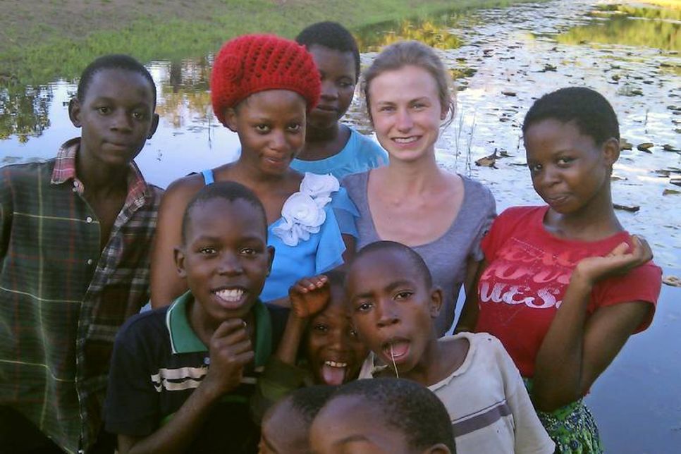 Svea Sela mit malawischen Jugendlichen in Phalombe.
