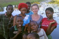 Svea Sela mit malawischen Jugendlichen in Phalombe.