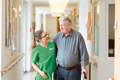 Die Mitarbeitenden in der Alloheim Senioren-Residenz „Grömitzer Höhe“ kümmern sich professionell um die Bewohner ihrer Einrichtungen.