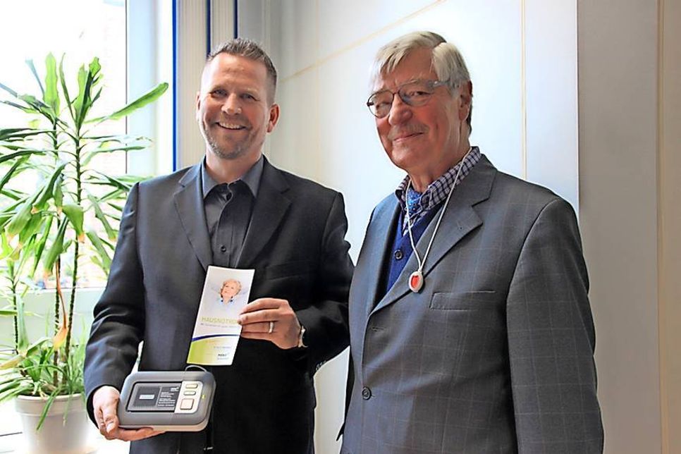 Vorsitzender des Stadtwerkeausschusses Günther Struck (re.) und Vertriebs- und Marketingleiter Lars May präsentieren den Hausnotruf.