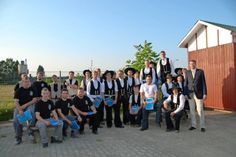 Die freigesprochenen Junggesellen in Zunftkleidung gemeinsam mit Innungsobermeister Ralf Hoffmann (re.).