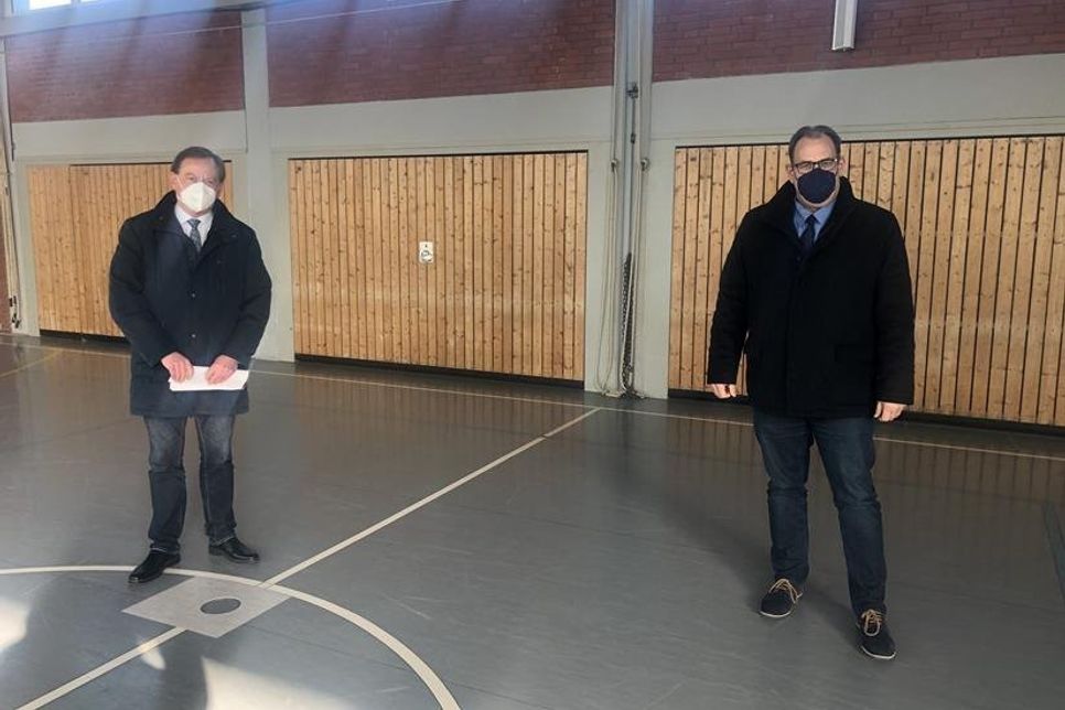 Ingo Gädechens (lks.) gemeinsam mit Bürgermeister Mirko Spieckermann.