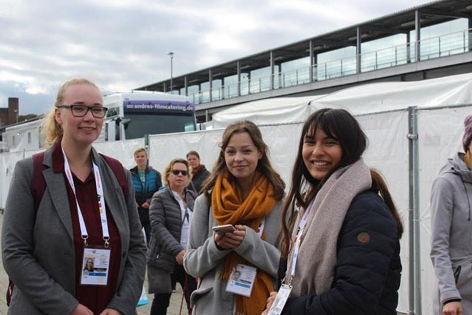 Rebecca Weber, Nele Mosebach und Leann Krüger warten auf Ministerpräsident Daniel Günther.