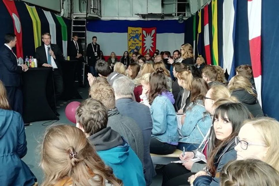 Der Ministerpräsident im Gespräch mit den Schülern.