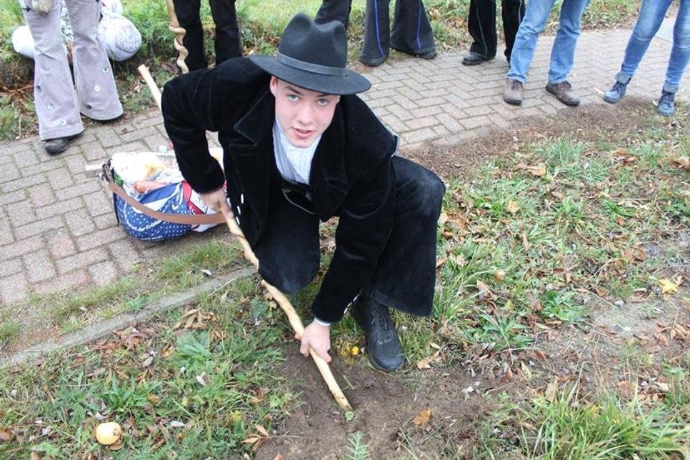 Mit seinem Wanderstab musste Felix ein 80 Zentimeter tiefes Loch graben.