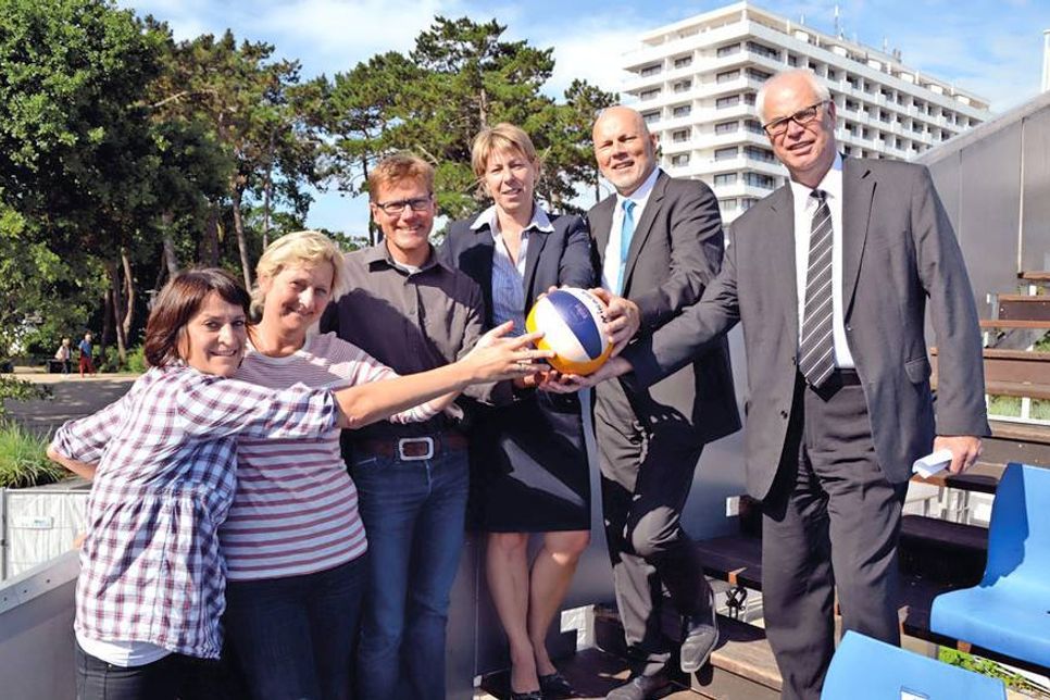 Silke Szymoniak (v.li.), Martina Block und Joachim Nitz von der Tourismus GmbH freuen sich mit Manja Brandt und Hoteldirektor Jochen Stop (Maritim Seehotel) und Rainer Steen, Timmendorfer Strands stv. Bürgermeister, auf die Deutschen smart Beach-Volleyball-Meisterschaften und die Maritim-Party am Samstagabend. (Foto: René Kleinschmidt)