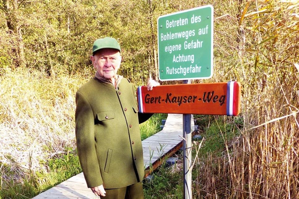 Ehre, wem Ehre gebührt: Gert Kayser ist Namensgeber des neuen Bohlenweges im Bad Schwartauer Kurpark. Foto: Umweltbeirat/hfr
