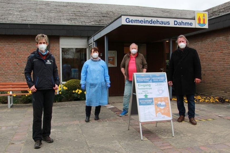 Tourismusleiterin Ulrike Dallmann mit Rita Marquard vom DRK sowie Klaus-Dieter Staib vom Tourismus-Service und Bürgermeister Dieter Knoll vor dem neuen Testzentrum im Gemeindehaus.