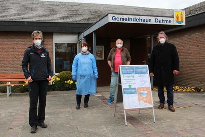 Tourismusleiterin Ulrike Dallmann mit Rita Marquard vom DRK sowie Klaus-Dieter Staib vom Tourismus-Service und Bürgermeister Dieter Knoll vor dem neuen Testzentrum im Gemeindehaus.