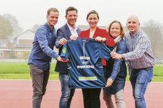Lars Löhndorf (von links), Bürgermeister Thomas Keller, Sonja Sesko, Julia Dabelstein und Dennis Böttcher präsentieren die Laufshirts.