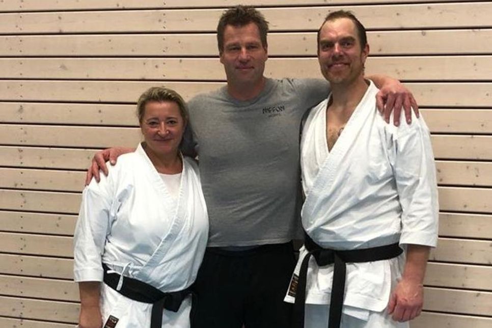 Sichtlich stolz freut sich Peer Frasch mit seinen Schülern.