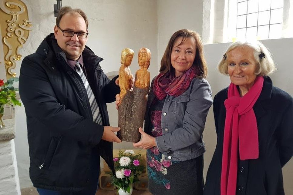Bürgermeister Mirko Spieckermann und Gisela Künkel freuen sich über das Kunstwerk von Petra Schubert (Mitte).