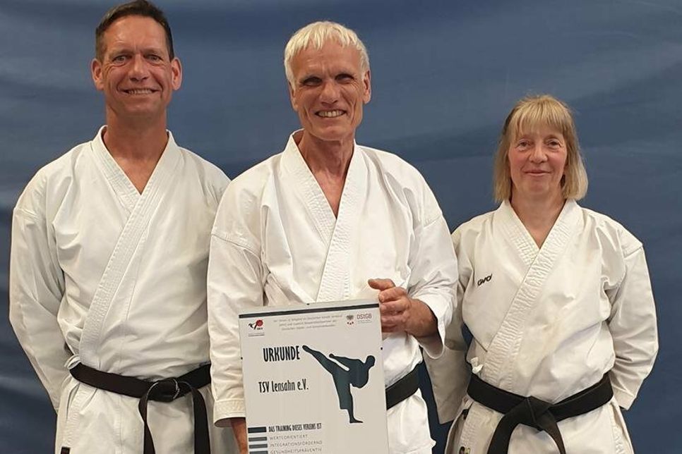 Es freuen sich über die Auszeichnung die Trainer Heinrich Marwell, Andreas Laue und Annette Beth (v. lks.).