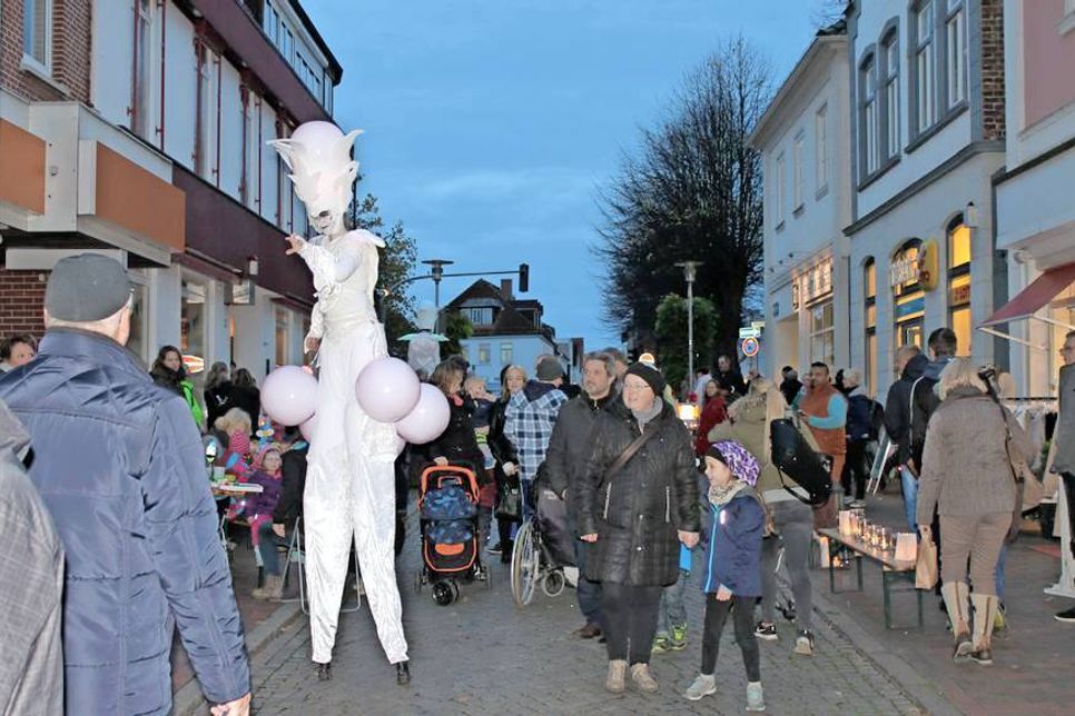 Die Lichtwesen auf Stelzen waren der Hingucker