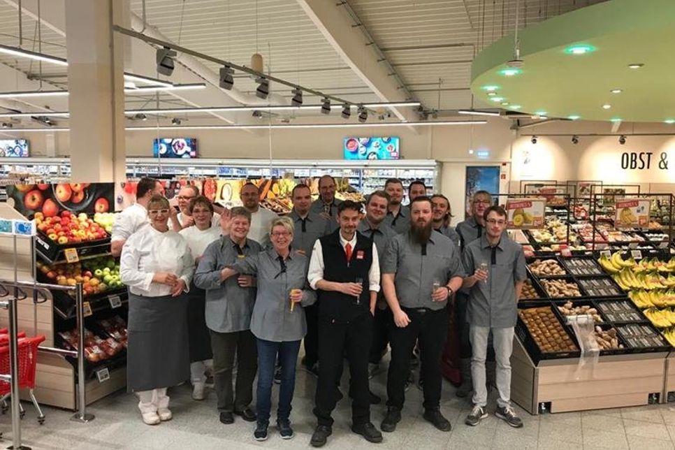 Die Farbe ist neu, das Team ist geblieben: Ab jetzt stehen die Mitarbeiter den Kunden im neuen Rewe-Outfit zur Verfügung.