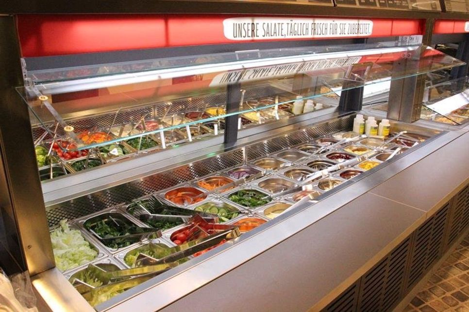 Zum Beispiel für die Mittagspause: Die neue Salatbar bietet eine große Auswahl an Nudel-, Kartoffel oder grünen Salaten.
