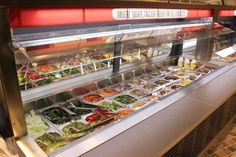 Zum Beispiel für die Mittagspause: Die neue Salatbar bietet eine große Auswahl an Nudel-, Kartoffel oder grünen Salaten.