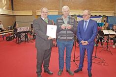 Bürgerpreis für Dieter Roespel (Mitte). Bürgervorsteher Michel Meggle (l) und Bürgermeister Heiko Voß gratulieren..