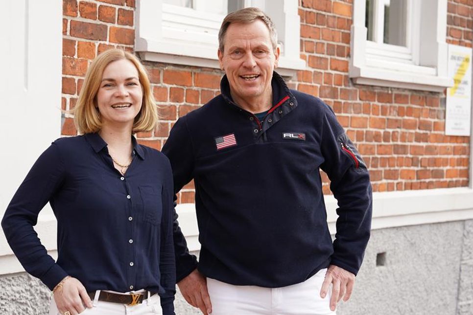 Die Zahnärzte Amelie Röhrig und Jens Böttcher freuen sich auf die Zukunft in der Zahnarztpraxis, die sie noch ein Stückchen gemeinsam gehen werden.