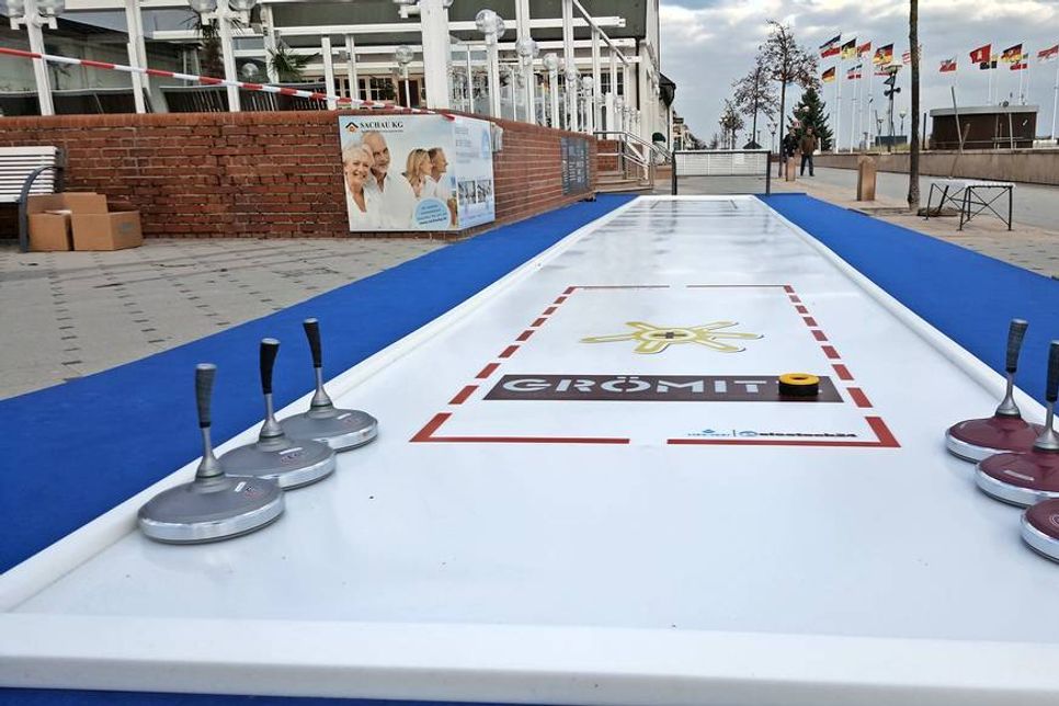 Eisstockbahn auf der Grömitzer Promenade.