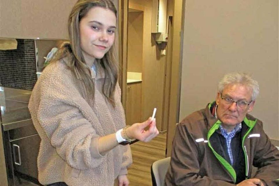 Chiara Vettorel hat das erste Los gezogen und Jens Willrodt kontrolliert das Geschehen.