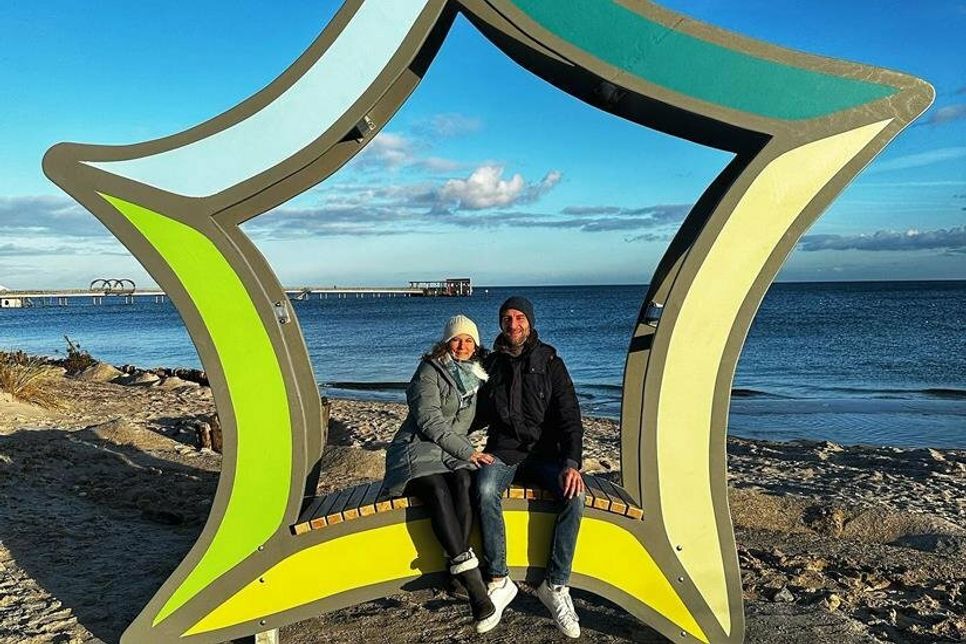 Bitte lächeln: Nina und Alex von Nina’s Cre^perie weihen den neuen Fotopoint in Kellenhusen ein.