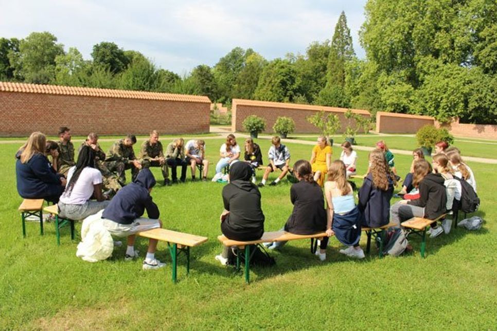 Mit Soldaten der Bundeswehr konnten die Schüler*innen über Auslandseinsätze der Bundeswehr und Rassismus diskutieren