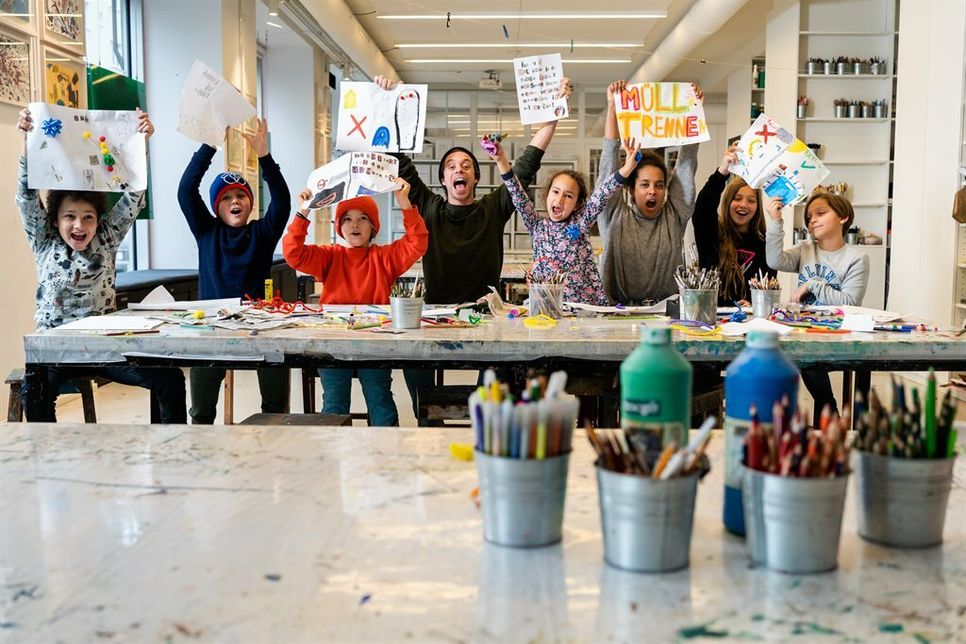 Warum trennen wir den Müll überhaupt? Diesen und anderen Fragen gehen Tobias Krell, bekannt als Checker Tobi aus der gleichnamigen TV-Sendung, und Pia Amofa-Antwi, die sich unter anderem in „Pia und die wilden Tiere“ als Reporterin für die Umwelt einsetzt, in ihrem neuen Film „Pia & Tobi - Die Mülldetektive“ auf den Grund. (Foto: Initiative „Mülltrennung wirkt“)