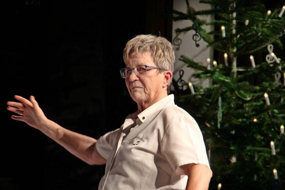 „Charmante und überzeugte Botschafterin der Akkordeonmusik“ – Orchesterleiterin Ulla Borchert.