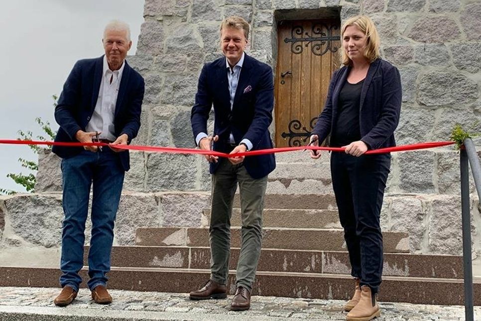 Zum offiziellen Startschuss haben Architekt Torsten Ewers (links), Bürgermeister Dr. Uwe Brinkmann und Stadtpräsidentin Wiebke Zweig das Band zerschnitten.