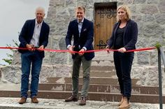 Zum offiziellen Startschuss haben Architekt Torsten Ewers (links), Bürgermeister Dr. Uwe Brinkmann und Stadtpräsidentin Wiebke Zweig das Band zerschnitten.