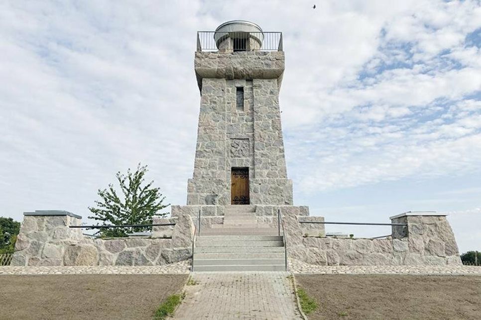 Die unter Denkmalschutz stehende Bismarcksäule im Ortsteil Groß Parin der Stadt Bad Schwartau wurde am vergangenen Sonntag wiedereröffnet.