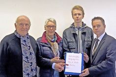 Der fünfzehnjährige Schüler David Gutzeit, jüngster Unterschriften-Sammler, übergab die Listen an Bürgermeister Carsten Behnk (r.). Links: Malte Tech und Sigrid Jürß, Vertretungsberechtigte der Bürgerinitiative „Erhalt und Instandsetzung Haus des Gastes“.