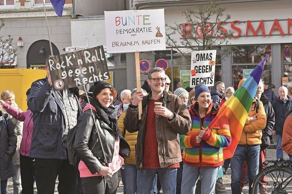 Die Preetzer waren aufgerufen, Flagge zu zeigen. Viele taten dies mit Protestschildern und Fahnen