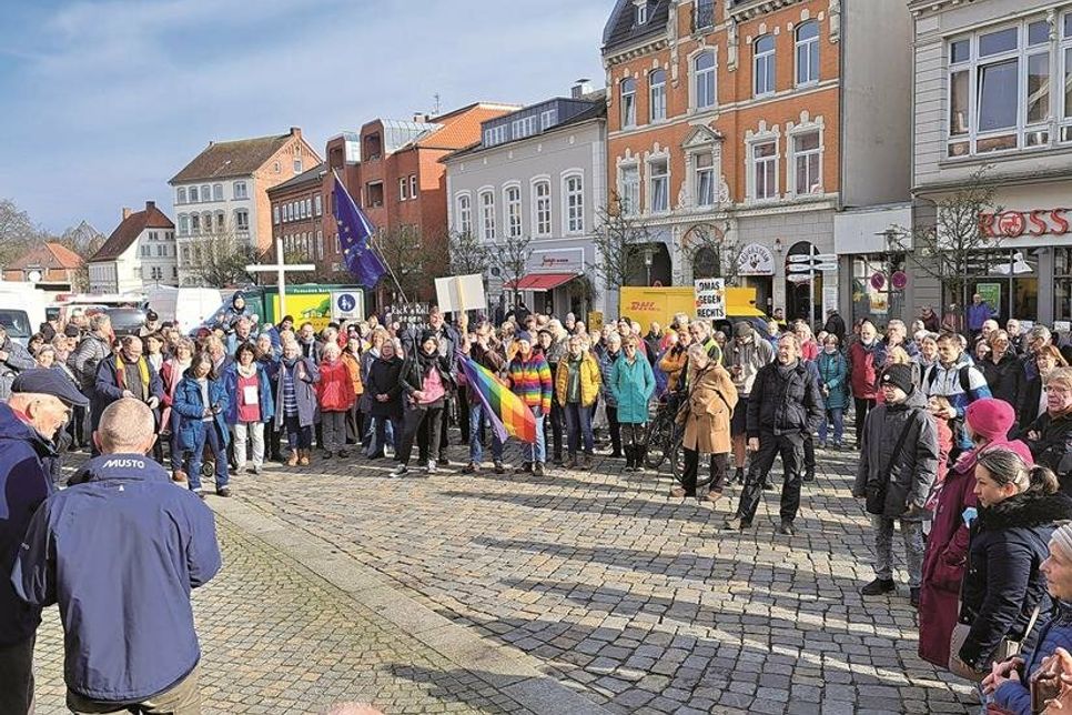 Etwa 200 Menschen scharten sich am Sonnabend um die Demo-Initiatoren.