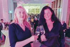 Bürgervorsteherin Renate Sonntag (links) und Bürgermeisterin Bettina Schäfer stoßen auf ein neues Jahr „voller Menschlichkeit, Frieden und Gesundheit“ an.