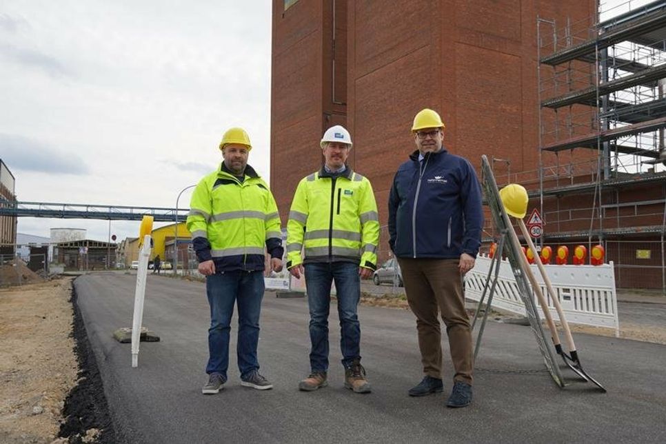 Tim Willers (SWNH), Bastian Marten (Gollan) und Bürgermeister Mirko Spieckermann (v. lks.) freuen sich auf das entstehende Wärmenetz.