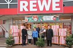 Der Rewe-Markt in der Sierksdorfer Straße sponserte auch in diesem Jahr wieder Geschenkpakete für bedürftige Familien.