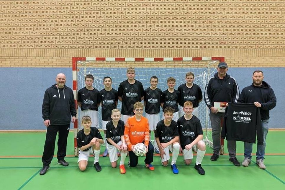 Die C-Jugend Fußballer der SG Schönwalde/Hansühn mit Sponsor Martin Kardel von der „Zimmerei und Holzbau Kardel“.