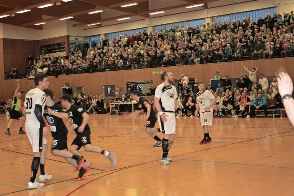 Jubelnd drehen die HSG-Spieler ab. Tore sollen auch heute in Ellerbek gefeiert werden.