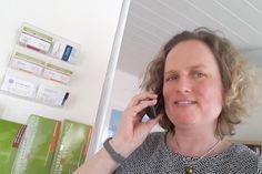Ab jetzt am Telefon: Julia Dabelstein bei der Beratungsarbeit in Eutin.