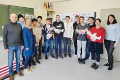 Schulsozialpädagoge Frank Haunschild (li.) und Schulleiterin Esther Passig mit den Schülern der 8b sowie „Eltern-Probezeit“-Trainerin Kerstin Anders (2.v. re.) und Kristina Bruhn, Koordinatorin des Familienzentrums.