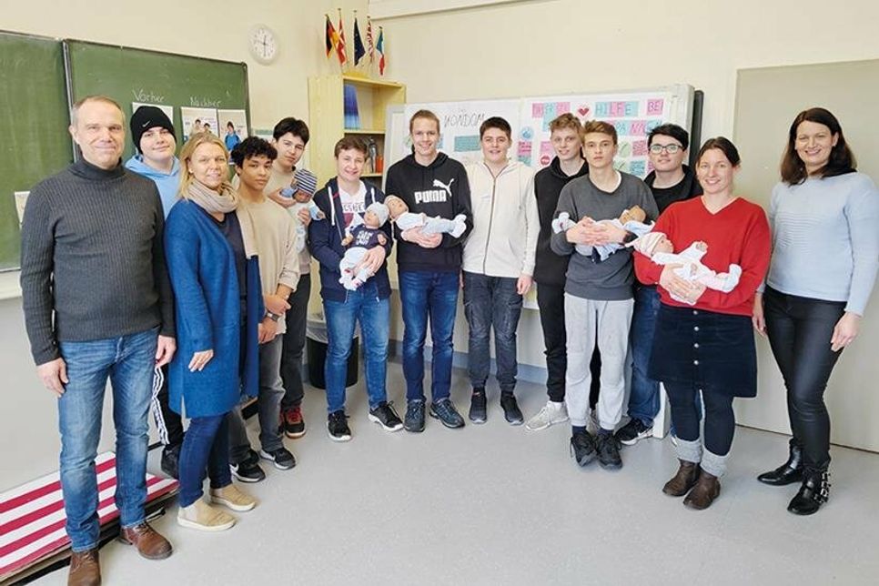 Schulsozialpädagoge Frank Haunschild (li.) und Schulleiterin Esther Passig mit den Schülern der 8b sowie „Eltern-Probezeit“-Trainerin Kerstin Anders (2.v. re.) und Kristina Bruhn, Koordinatorin des Familienzentrums.