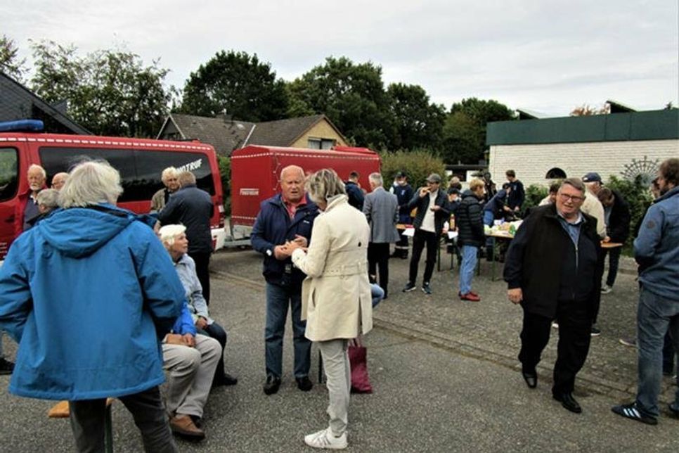 Bratwurst und Getränke: Auf dem Wendeplatz Kattenbek genossen die Teilnehmer Imbiss und Klönschnack.