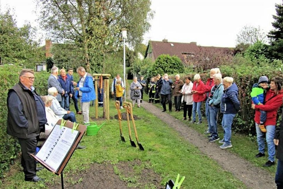 Baumpflanzaktion zum Tag der Deutschen Einheit.